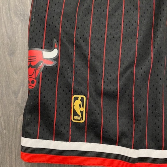 Mitchell & Ness Chicago Bulls Pinstripe Swingman Shorts NWT - Picture 7 of 8